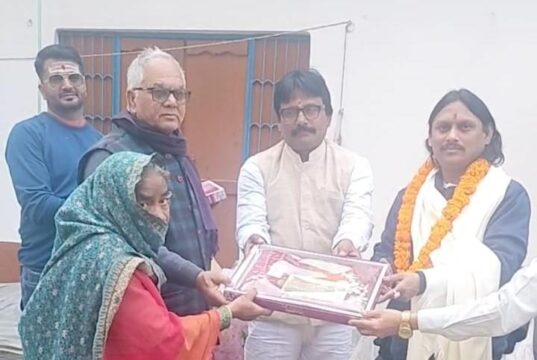 भारतीय जन क्रांति परिषद आस्था भारत ने जरूरतमंदों को किया कंबल, साड़ी और राशन का वितरण