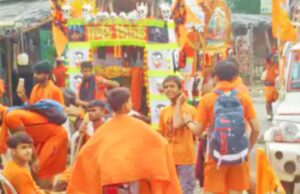 यूपी: लखनऊ में कांवड़ियों का प्रदर्शन, मोहन रोड जाम; चांदी का आवरण हटाने की मांग