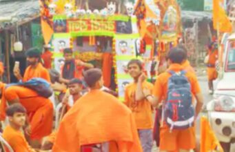 यूपी: लखनऊ में कांवड़ियों का प्रदर्शन, मोहन रोड जाम; चांदी का आवरण हटाने की मांग