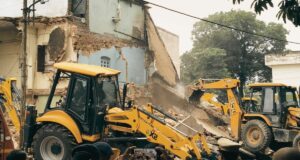 Saharanpur: कलेक्ट्रेट परिसर की पुरानी मस्जिद पर चला बुलडोजर, भारी पुलिस बल तैनात